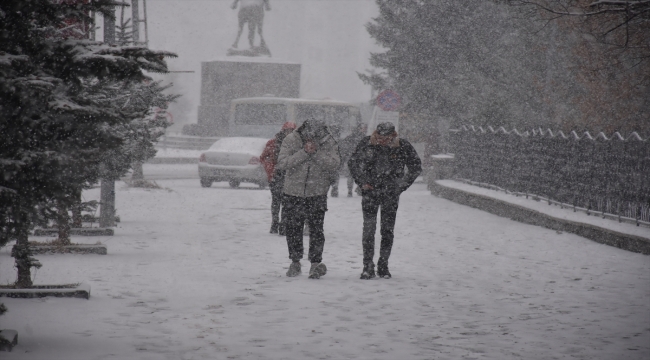 Kars'ta yoğun kar sürücüleri zorlarken öğrencilere oyun oluyor 