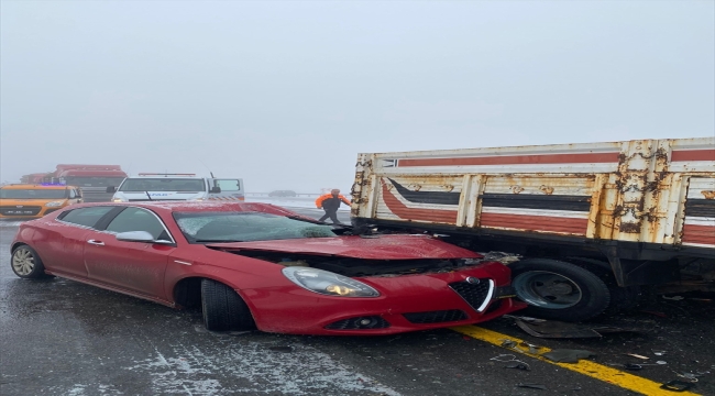 Kars'ta zincirleme trafik kazasında 1'i ağır 3 kişi yaralandı