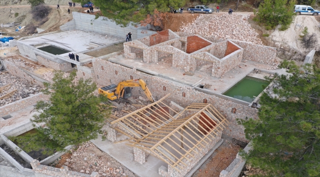 Kaş'ta 12 kaçak villa yıkıldı