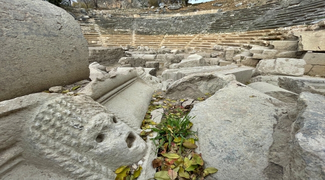 Kastabala Antik Kenti'nde yunus kabartmalı protokol koltukları bulundu