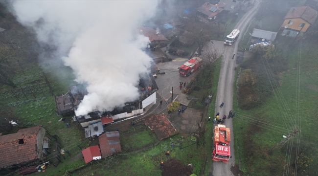 Kastamonu'da çıkan yangında 2 ev kullanılamaz hale geldi