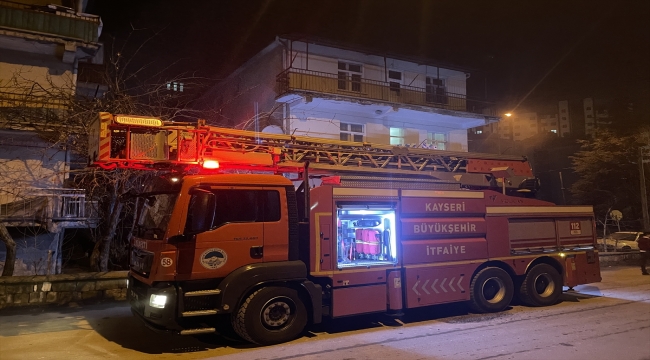 Kayseri'de bir apartmanda çıkan yangında 3 kişi dumandan etkilendi