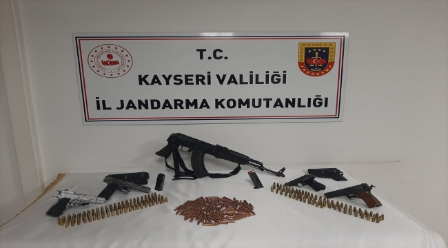 Kayseri'de bir evin bahçesine gömülü uzun namlulu silah ve tabanca ele geçirildi