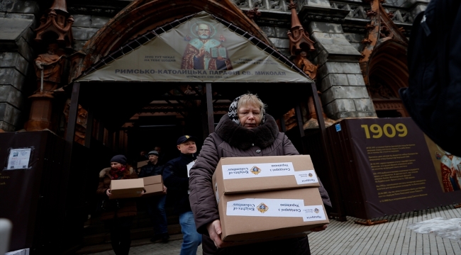 Kiev'de halk, Rus saldırılarının arttığı Herson'a gönderilmek üzere insani yardım topluyor