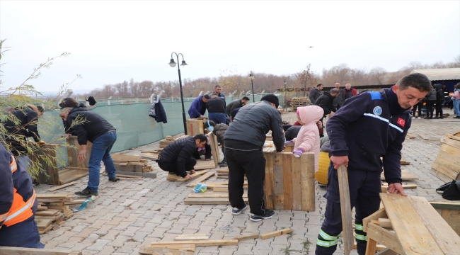 Kırıkkale'de hayvanseverler sahipsiz hayvanlara kulübe yaptı