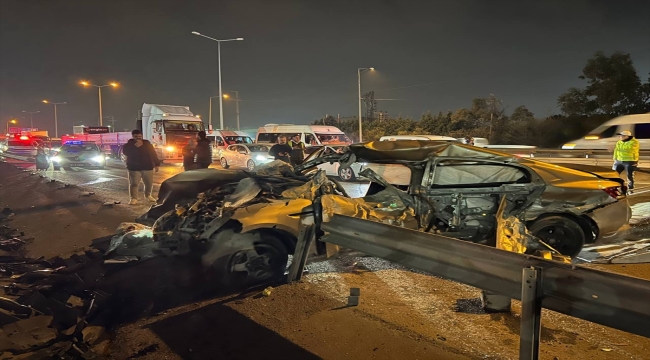 Kocaeli'de bariyere çarpan otomobildeki 2 kişi yaralandı