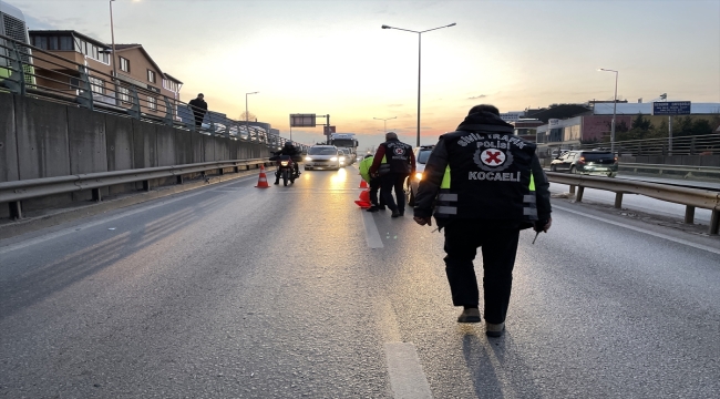 Kocaeli'de otomobille çarpışan polis motosikletindeki 2 polis yaralandı