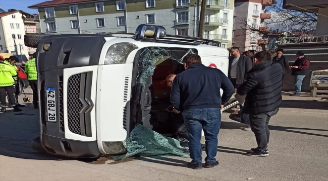 Konya'da öğrenci servisi ile otomobilin çarpışması sonucu 6 kişi yaralandı