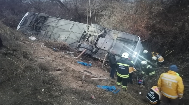 Konya'da yolcu otobüsü devrildi, 15 kişi yaralandı