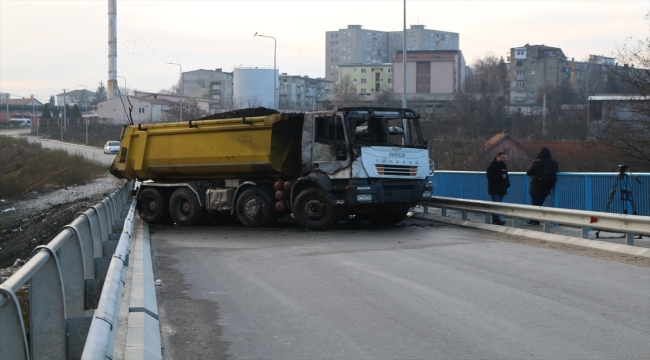 Kosova'nın kuzeyindeki barikatlardan biri kundaklandı