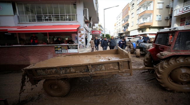 Kumluca'daki sel felaketinde otoparkta kalan araçları çıkarma çalışmaları sürdü