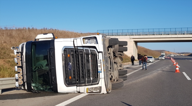 Kuzey Marmara Otoyolu'nda devrilen tırın sürücüsü yaralandı