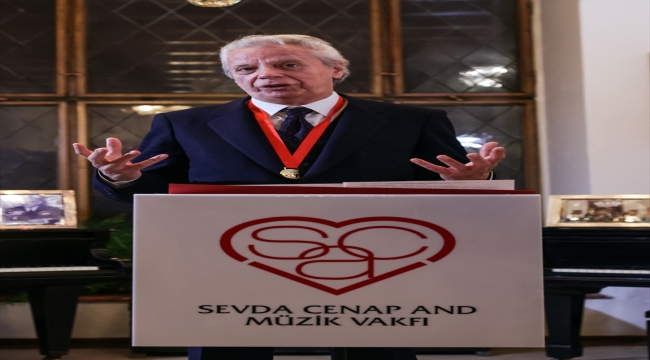 Maestro Rengim Gökmen'e Sevda-Cenap And Müzik Vakfının "Onur Ödülü Altın Madalyası" verildi