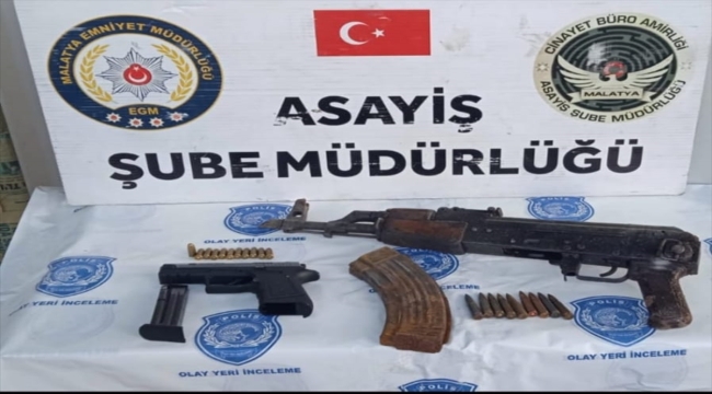 Malatya'da şüphe üzerine durdurulan araçlarda uzun namlulu silah ile tabanca ele geçirildi