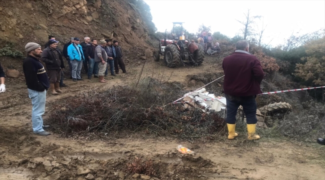 Manisa'da devrilen traktörün altında kalan sürücü öldü