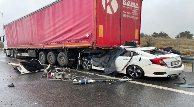 Manisa'da tıra arkadan çarpan otomobildeki 2 kişi öldü, 2 kişi yaralandı