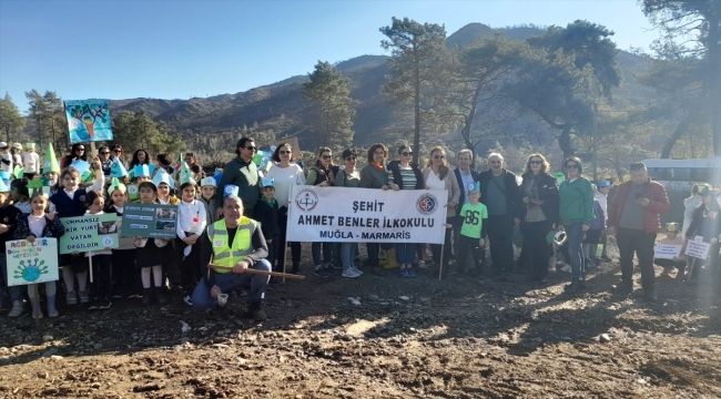 Marmaris'te ilkokul öğrencileri yanan alanlara 4 bin 250 tohum topu saçtı