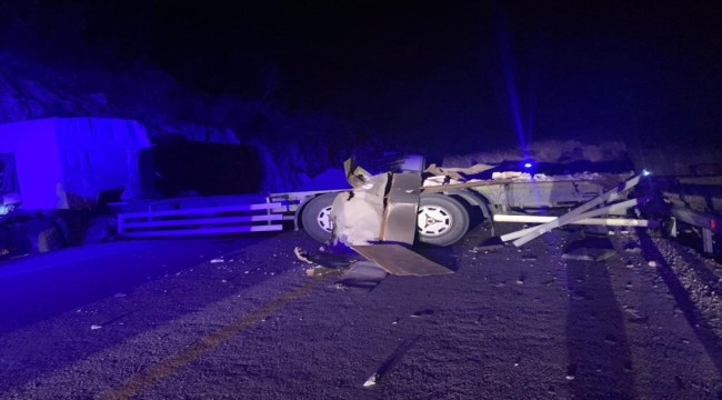 Mersin'de toprak yığınına çarpan kamyondaki 1 kişi öldü, 2 kişi yaralandı