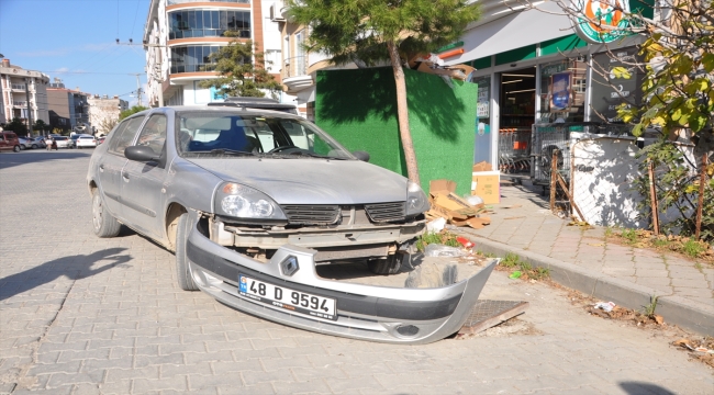 Muğla'da otomobil rögar çukuruna düştü