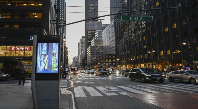 New York'ta reklam panolarında ilk kez bir Türk sanatçının eserleri sergileniyor