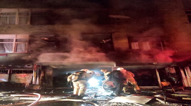 Pendik'te iş yerinde çıkan ve daireye sıçrayan yangın söndürüldü