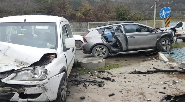 Sakarya'da 3 aracın karıştığı trafik kazasında 7 kişi yaralandı