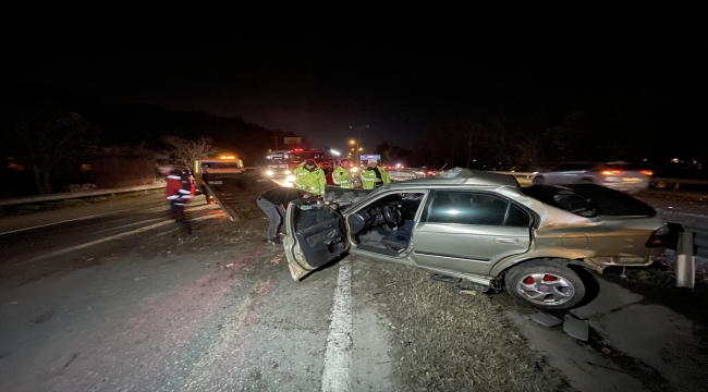 Sakarya'da bariyerlere çarpan otomobilin sürücüsü ağır yaralandı