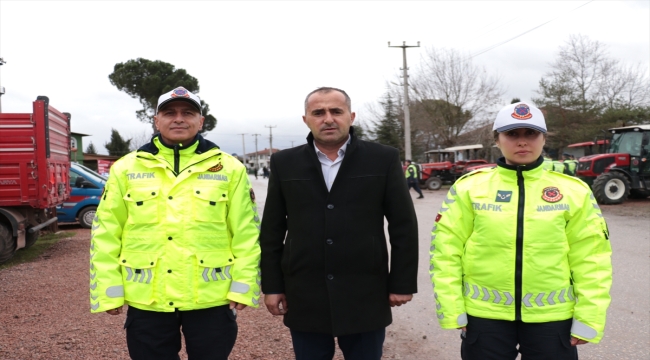 Sakarya'da traktörlerden kaynaklanan kazaların önlenmesi için reflektör dağıtıldı