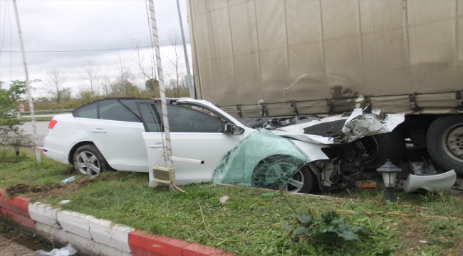 Samsun'da otomobilin park halindeki tıra çarptığı kazada 3 kişi yaralandı