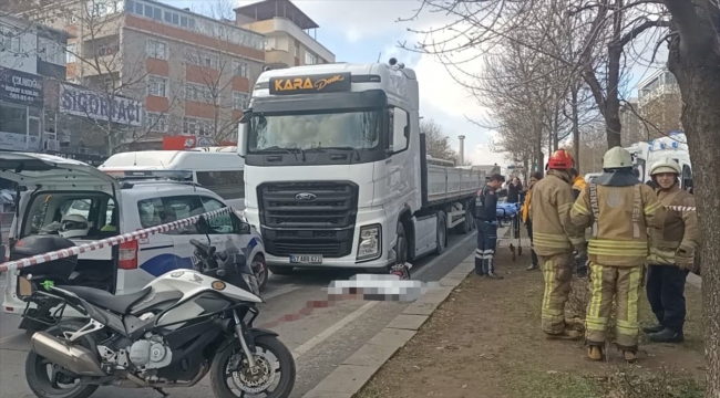 Sancaktepe'de tırın altında kalan kadın öldü, eşi yaralandı