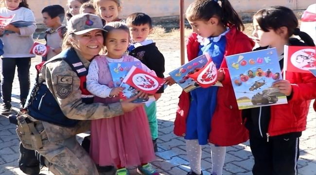 Siirt'te jandarmadan "Güvenli Okul, Güvenli Gelecek Projesi" kapsamında okul ziyareti 