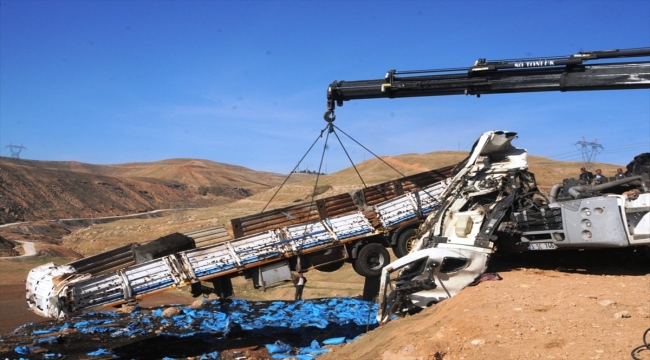 Şırnak'ta şarampole devrilen tırdaki 2 kişi yaralandı 