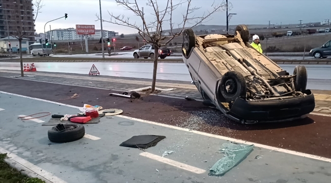 Sivas'ta devrilen otomobildeki anne ve iki çocuğu yaralandı