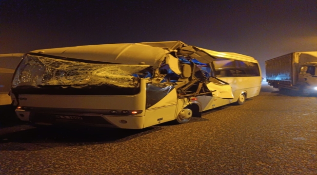 Tekirdağ'da işçi servis midibüsü ile tırın çarpıştığı kazada 12 kişi yaralandı