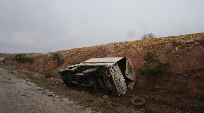 Tokat'ta büyükbaş hayvan taşıyan kamyonet devrildi, 2 kişi yaralandı