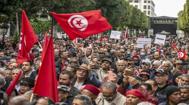 Tunus'ta muhalefet "demokrasiye dönüş talebiyle" gösteri düzenledi