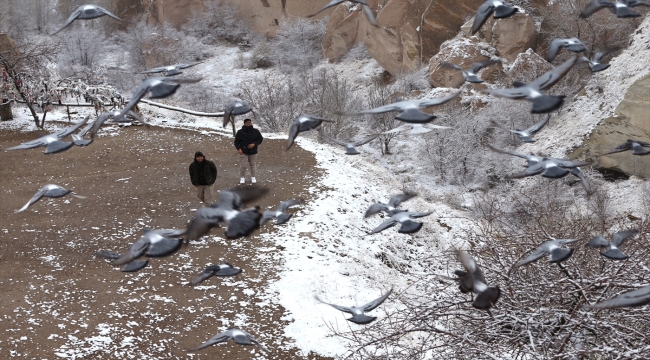 Turistler, beyaz örtüyle kaplanan Kapadokya'ya hayran kaldı