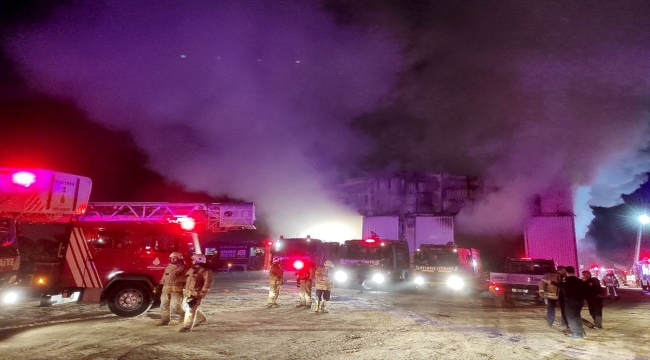 Tuzla'da geri dönüşüm tesisinde çıkan yangına müdahale ediliyor