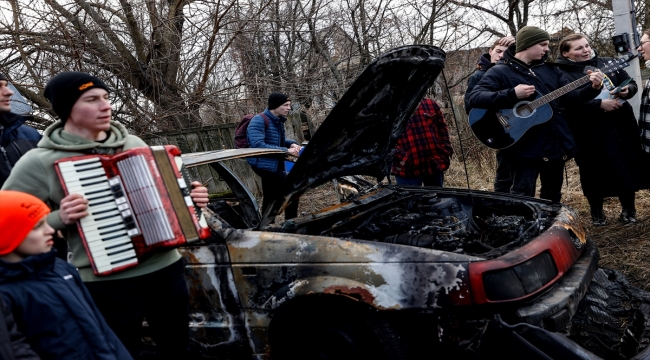 Ukrayna'da halka savaşın acısını unutturmak için yollara düşen koro köy ve şehirleri geziyor