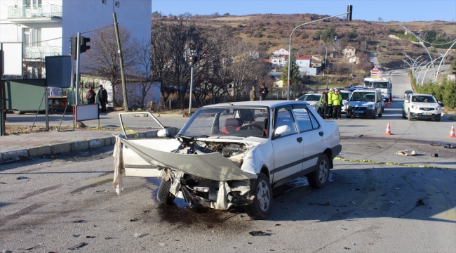 Uşak'ta iki otomobilin çarpıştığı kazada 1 kişi öldü, 3 kişi yaralandı