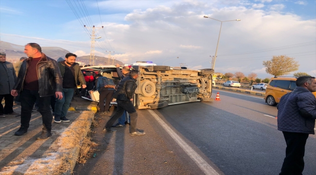 Van'da öğrenci servisinin devrilmesi sonucu 11 kişi yaralandı