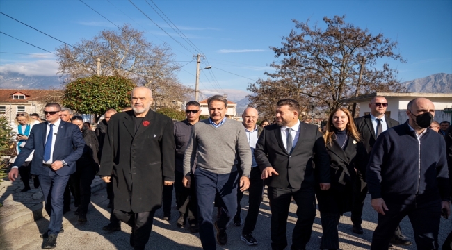 Yunanistan Başbakanı Miçotakis, Arnavutluk'taki Yunan azınlık mensuplarıyla bir araya geldi