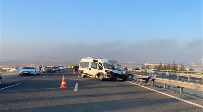 Ankara'da iki servis aracının karıştığı kazada 10 kişi yaralandı