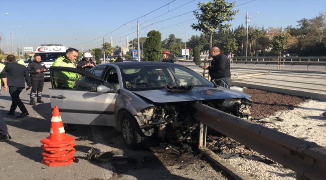 Antalya'da bariyerlere çarpan otomobilin sürücüsü yaralandı