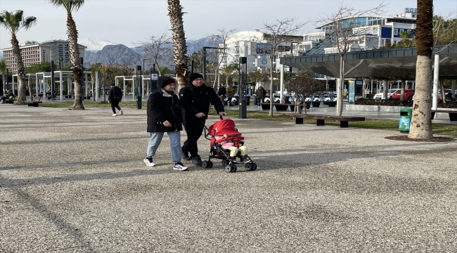 Antalya'da ocakta vatandaşlar ve turistler denize girdi