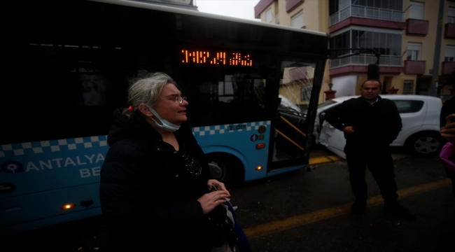 Antalya'da otobüsle çarpışan otomobilin sürücüsü yaralandı