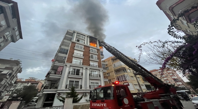 Antalya'da yangın çıkan dairede anne ile kızının cesedi bulundu