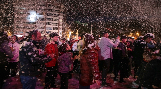 Antalya'da yapay karlı yeni yıl kutlaması