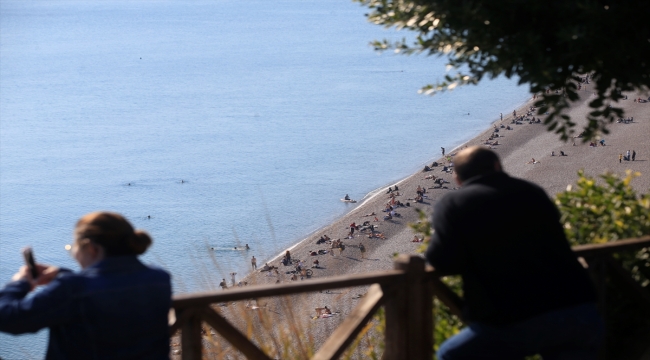 Antalya'da yılın ilk günü denize girip güzel havada yüzmenin tadını çıkardılar 