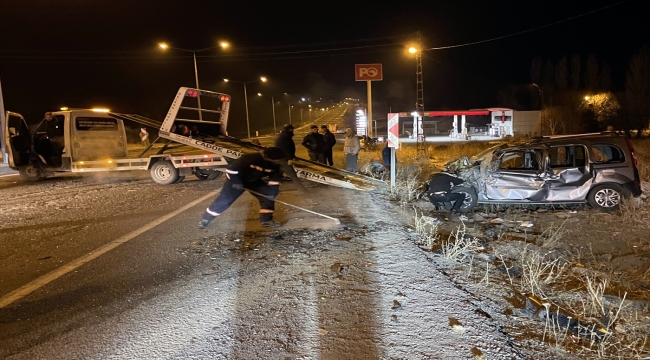 Ardahan'da otomobil ile kamyonetin karıştığı kazada 1 kişi yaralandı